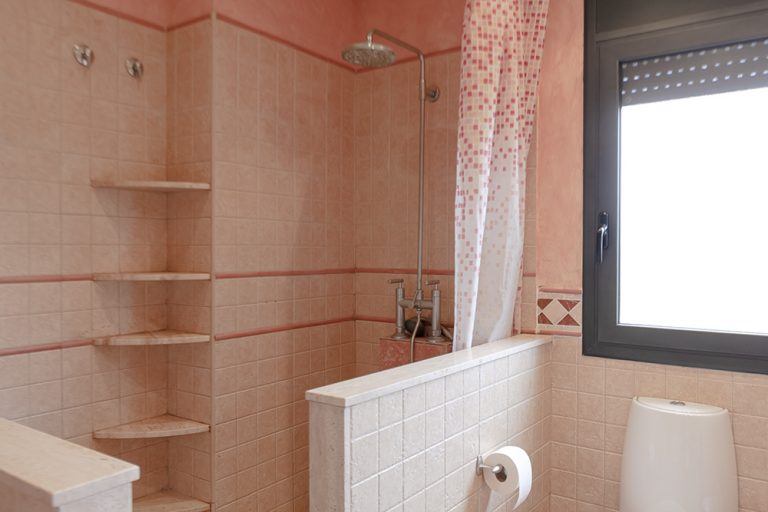 CASA CALIFORNIA BATHROOM2 100pxl IMG 1661 768x512