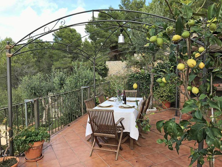 CASA CALIFORNIA TERRACE SETTING 768x576